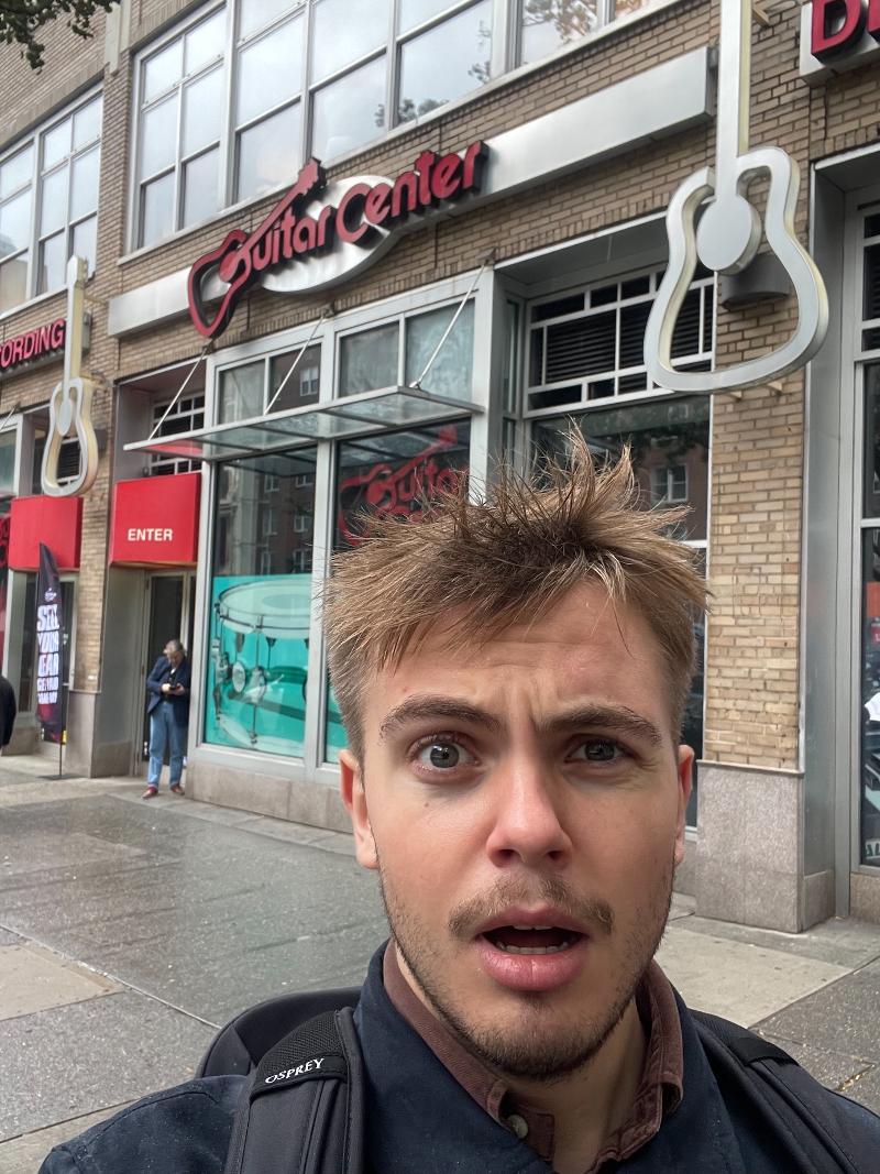 34 konsert Markus Bjørkløf-Terjesen.jpeg Bilde av Markus utenfor Guitarcenter